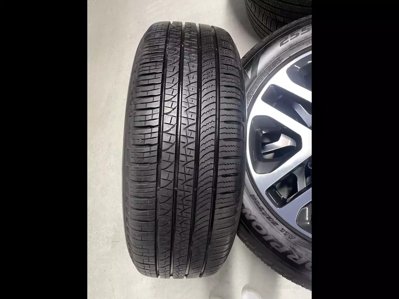 Jantes alu + Pneus toutes saisons 20 255/60 R20 113V - Photo 1