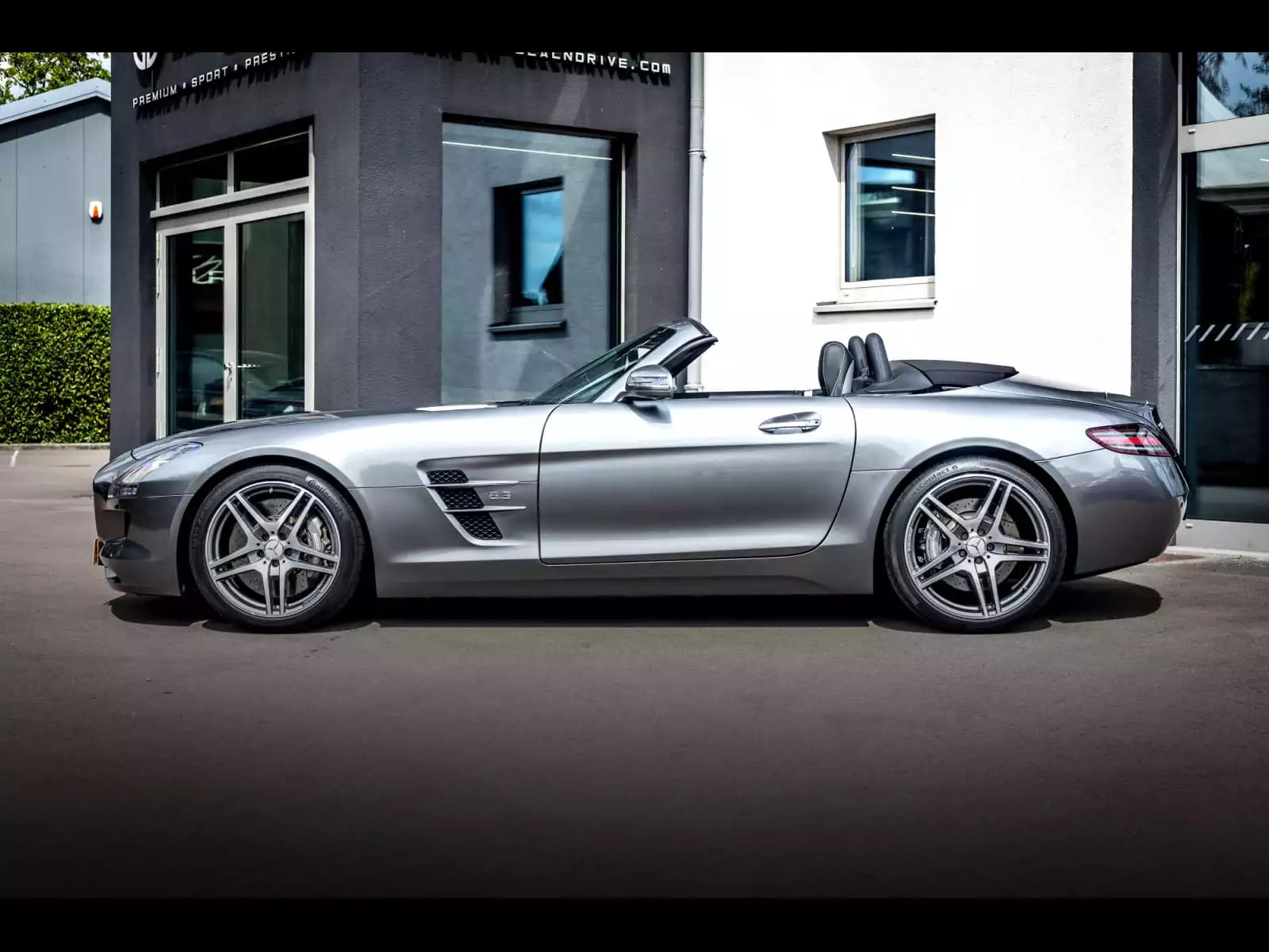 Mercedes-Benz SLS AMG ROADSTER 6.3 V8 – HIMALAYAS GREY METALLIC - Photo 1