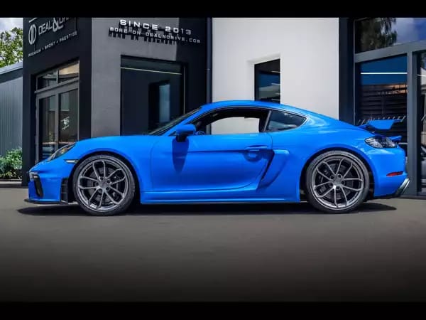 Porsche 718 Cayman GT4 PDK – SHARK BLUE – AKRAPOVIC - Photo 2