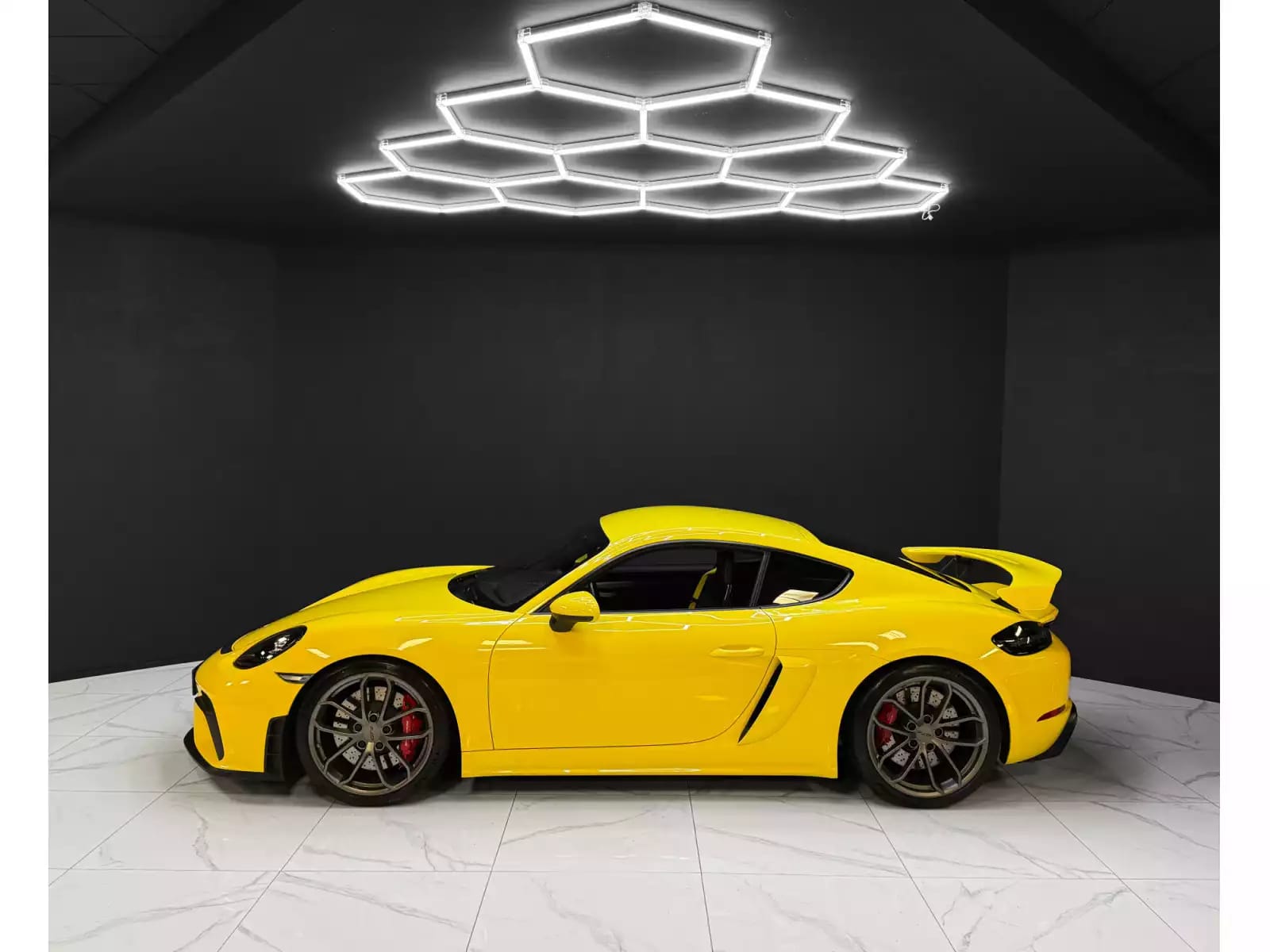 Porsche 718 Cayman GT4 - Photo 1