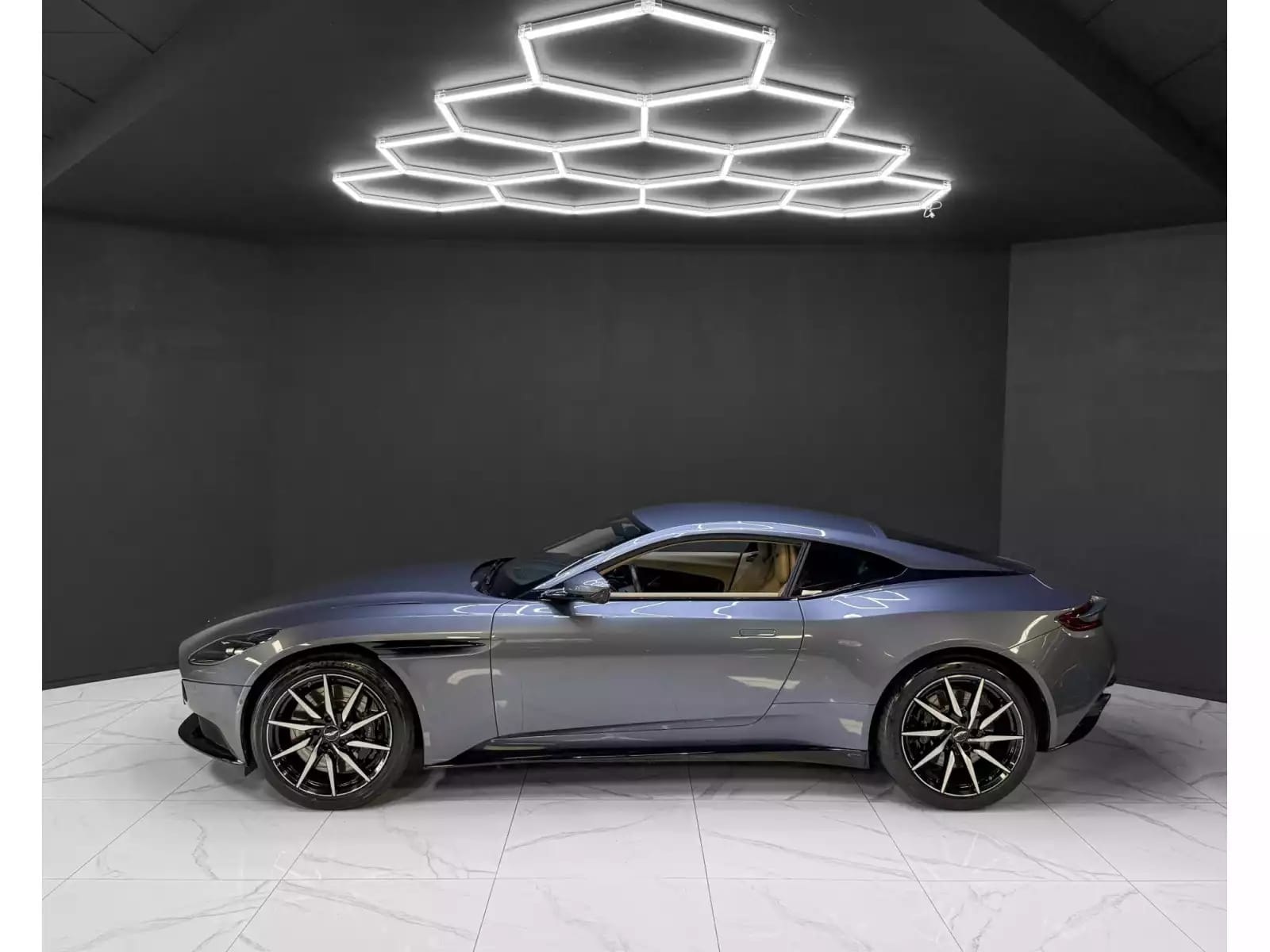 Aston Martin DB11 4.0 V8 Coupe / Concours Blue / 360° / 1st hand - Photo 1
