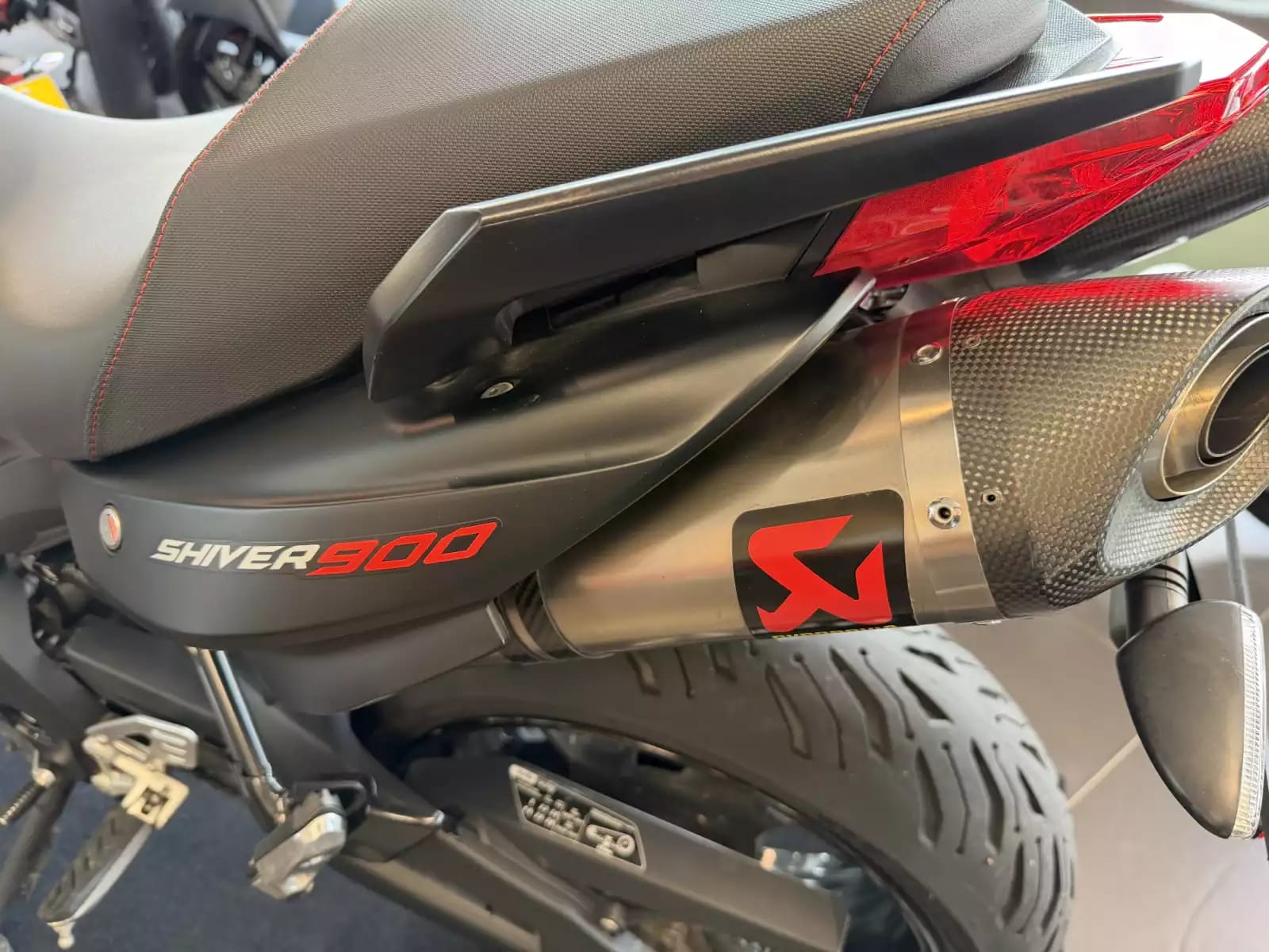 Aprilia Shiver 900 R - Photo 1