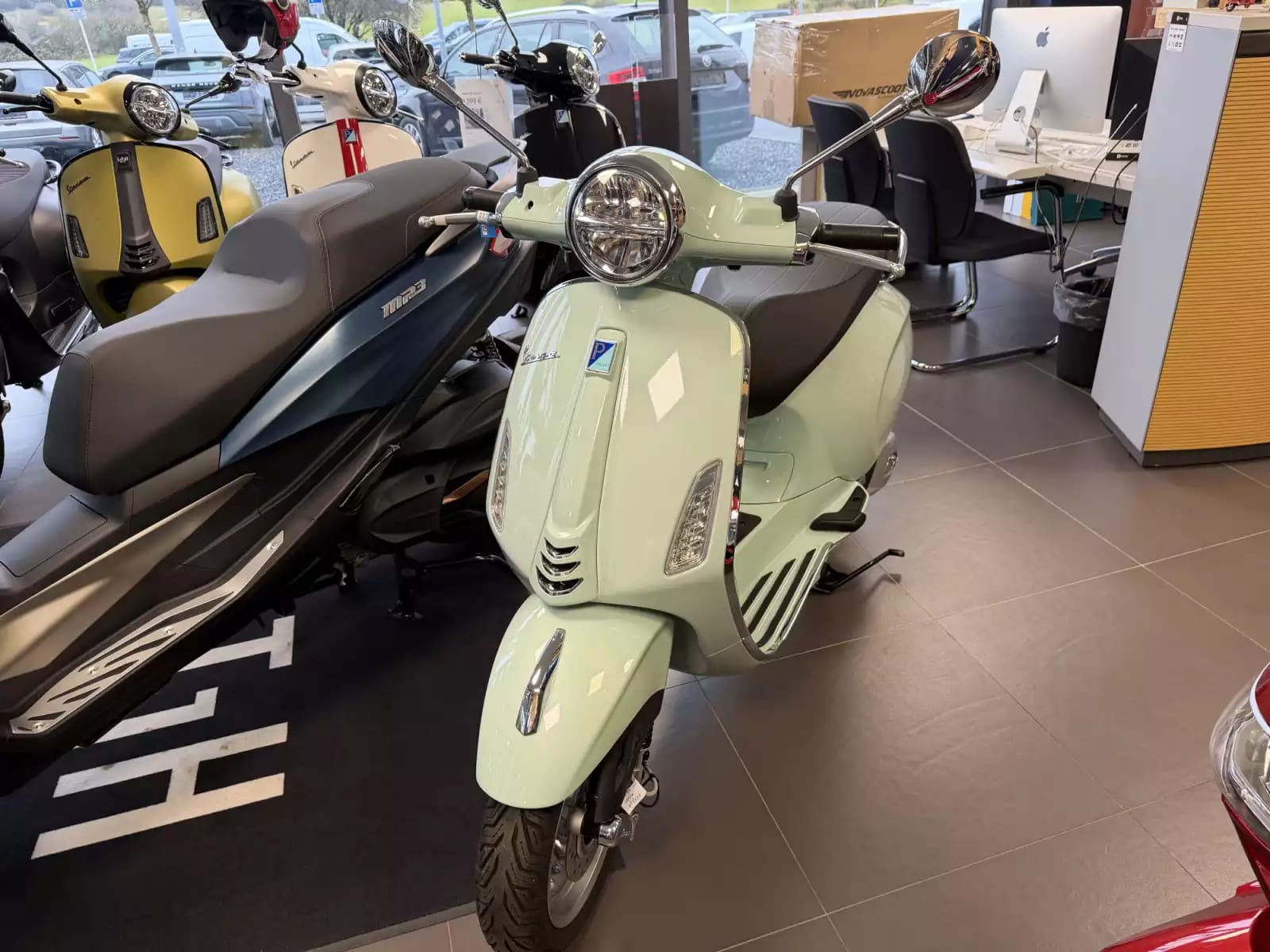 Vespa Primavera 125 - Photo 1
