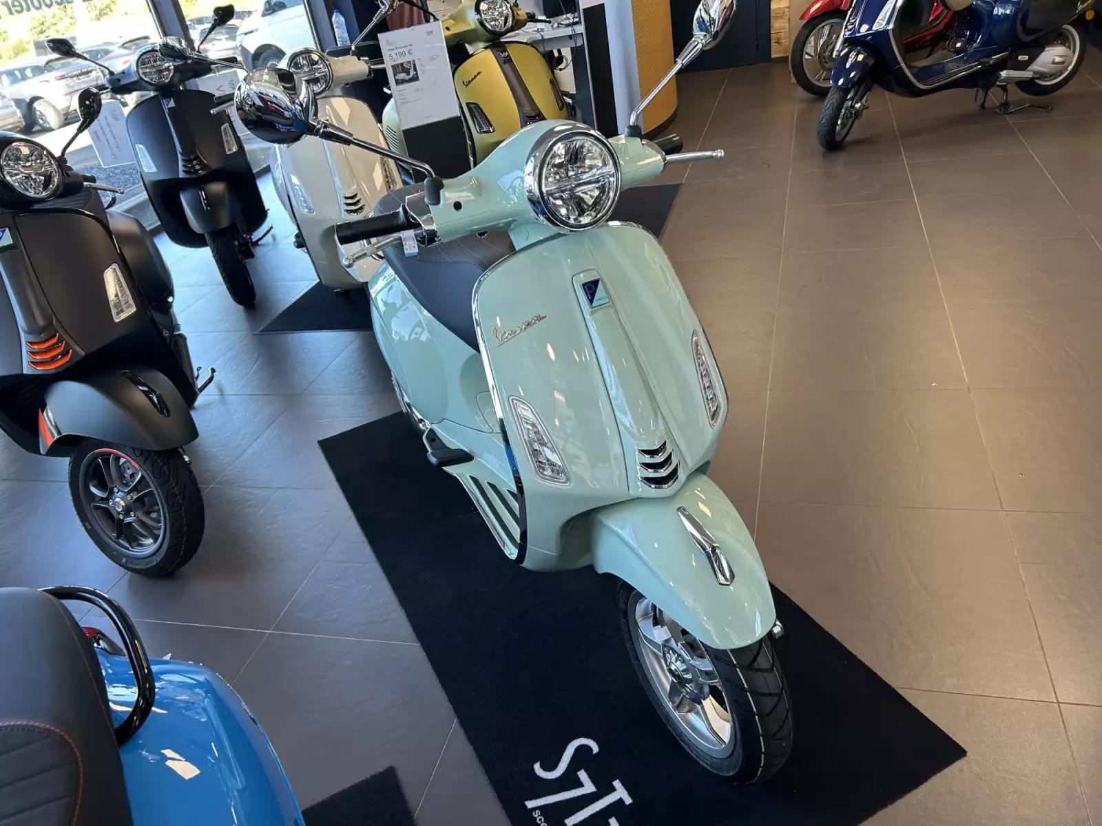 Vespa Primavera 125 - Photo 1