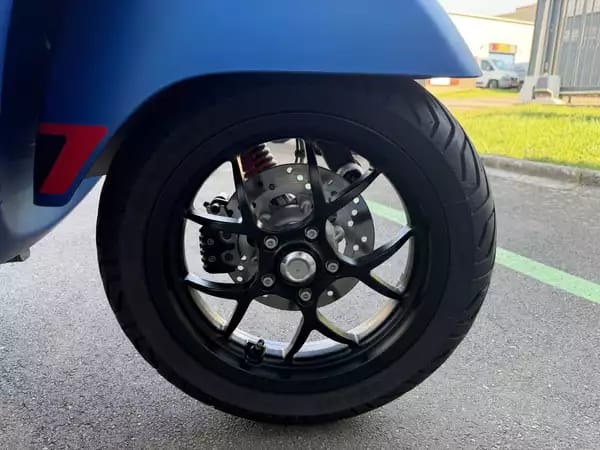 Vespa GTS 300 - Photo 2