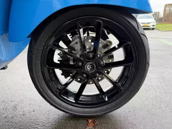 Vespa GTS Super Sport 310 - Photo 3