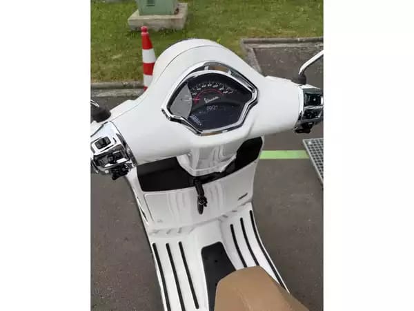 Vespa GTS Super Sport 125 - Photo 2