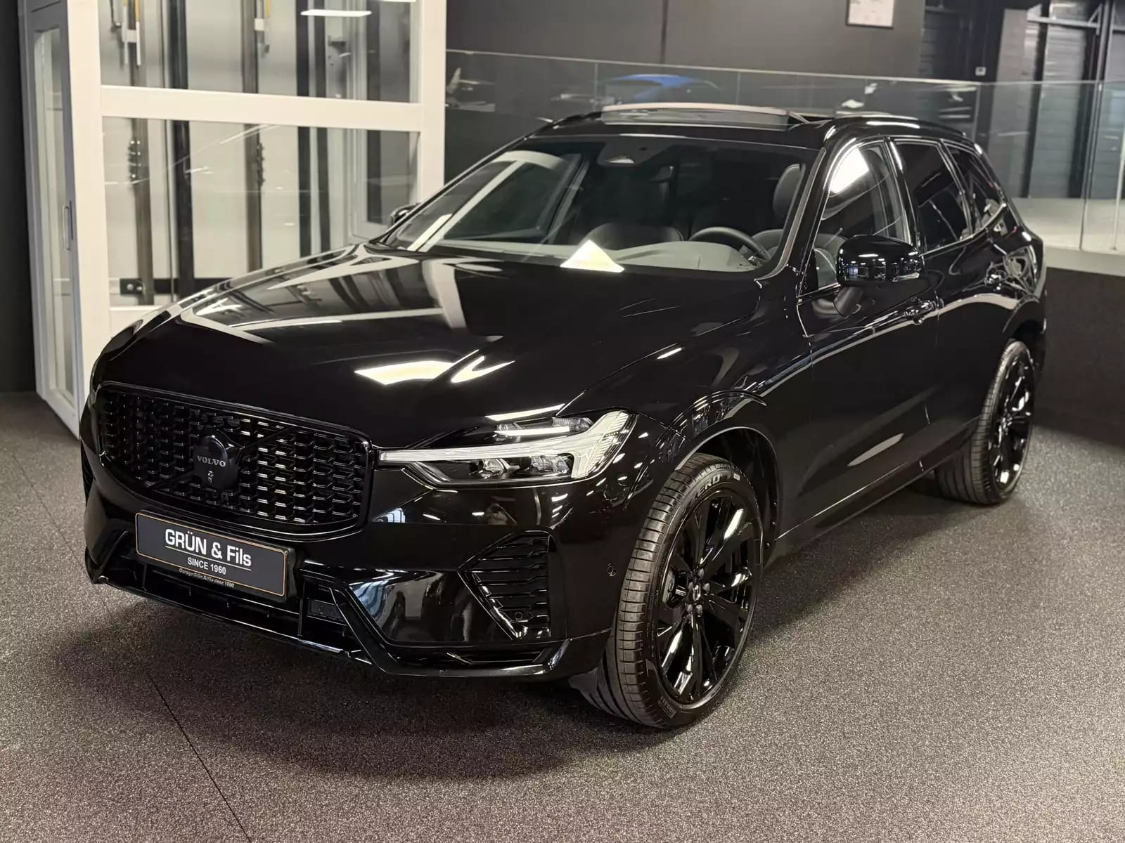 Volvo XC60 B5 AWD BLACK EDITION - Photo 1