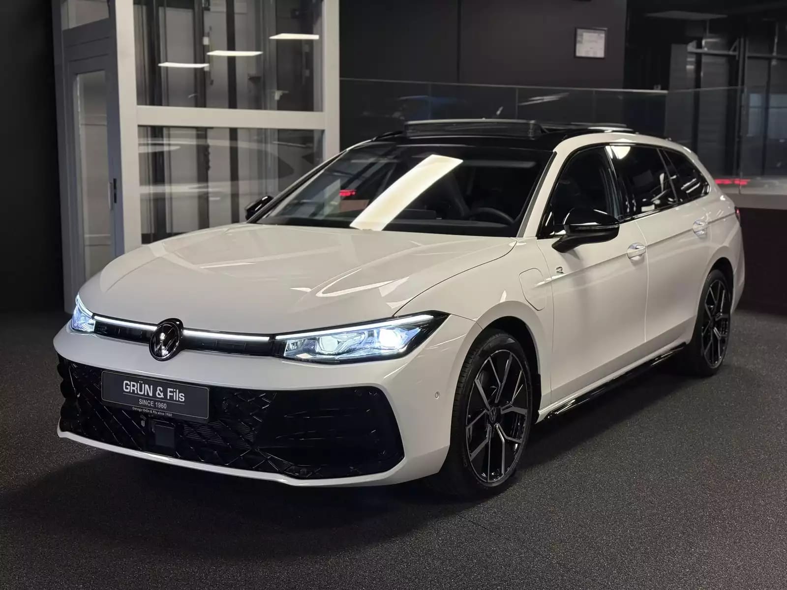 Volkswagen Passat 1.5 eHybrid 272 R-Line PHEV - Photo 1