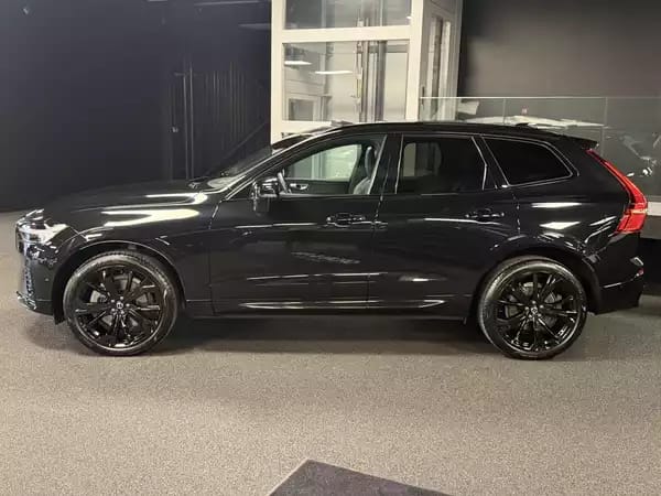Volvo XC60 B5 AWD BLACK EDITION - Photo 3