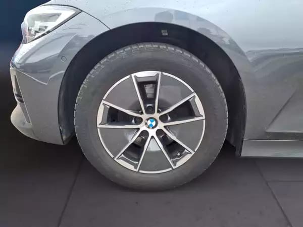 BMW 320 i - Photo 3