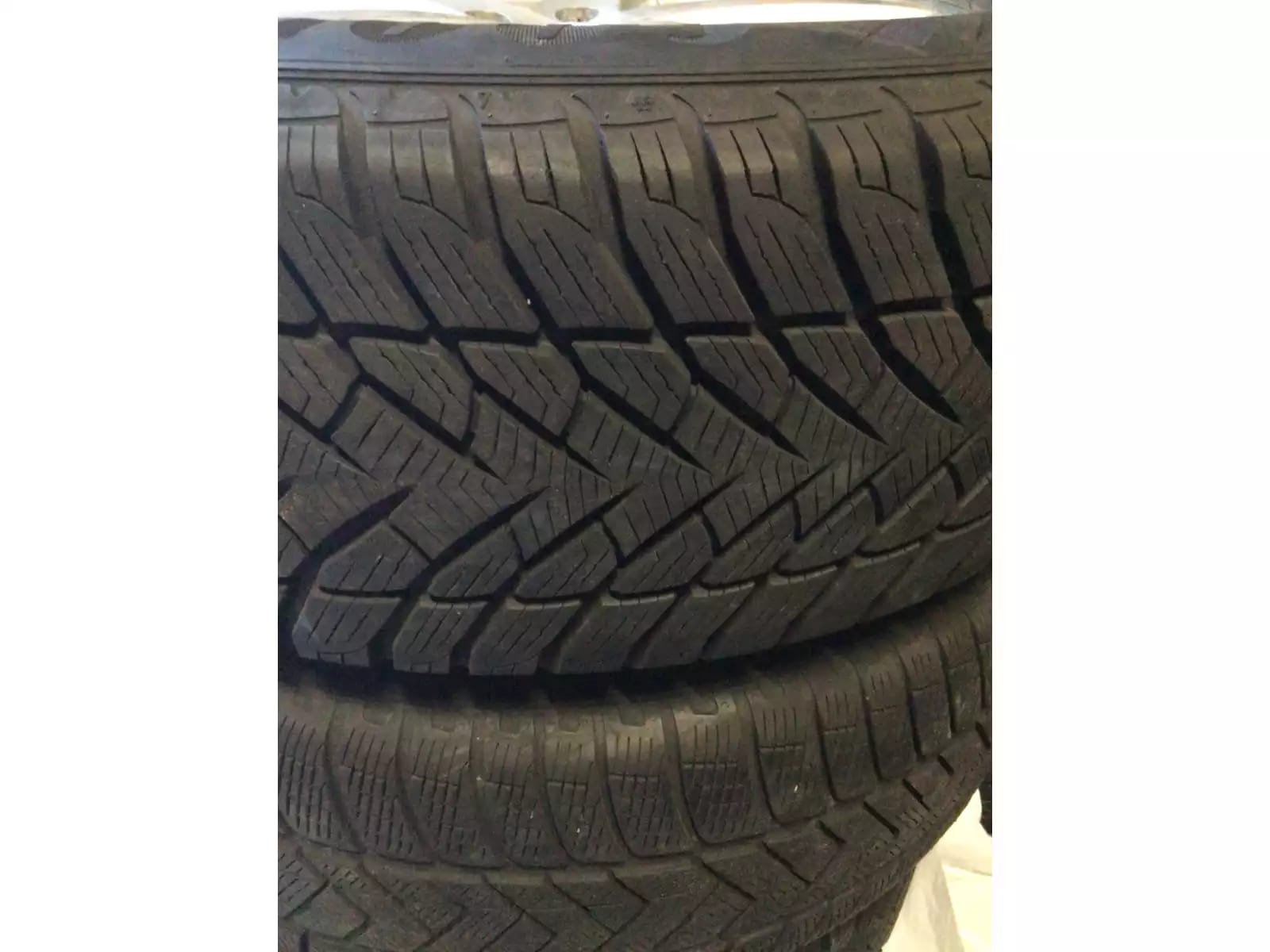 Jantes alu + Pneus hiver 18 255/60 R18 112H - Photo 1