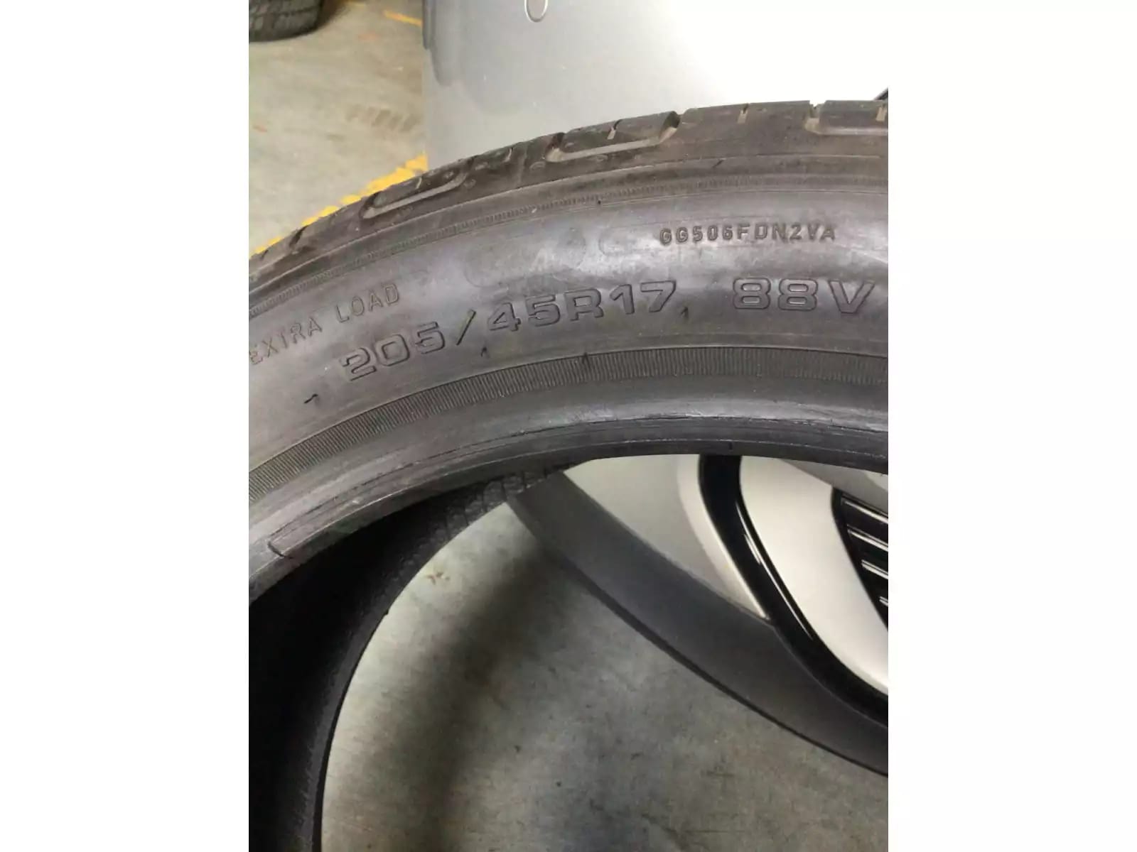 Pneus été 17 205/45 R17 88V - Photo 1
