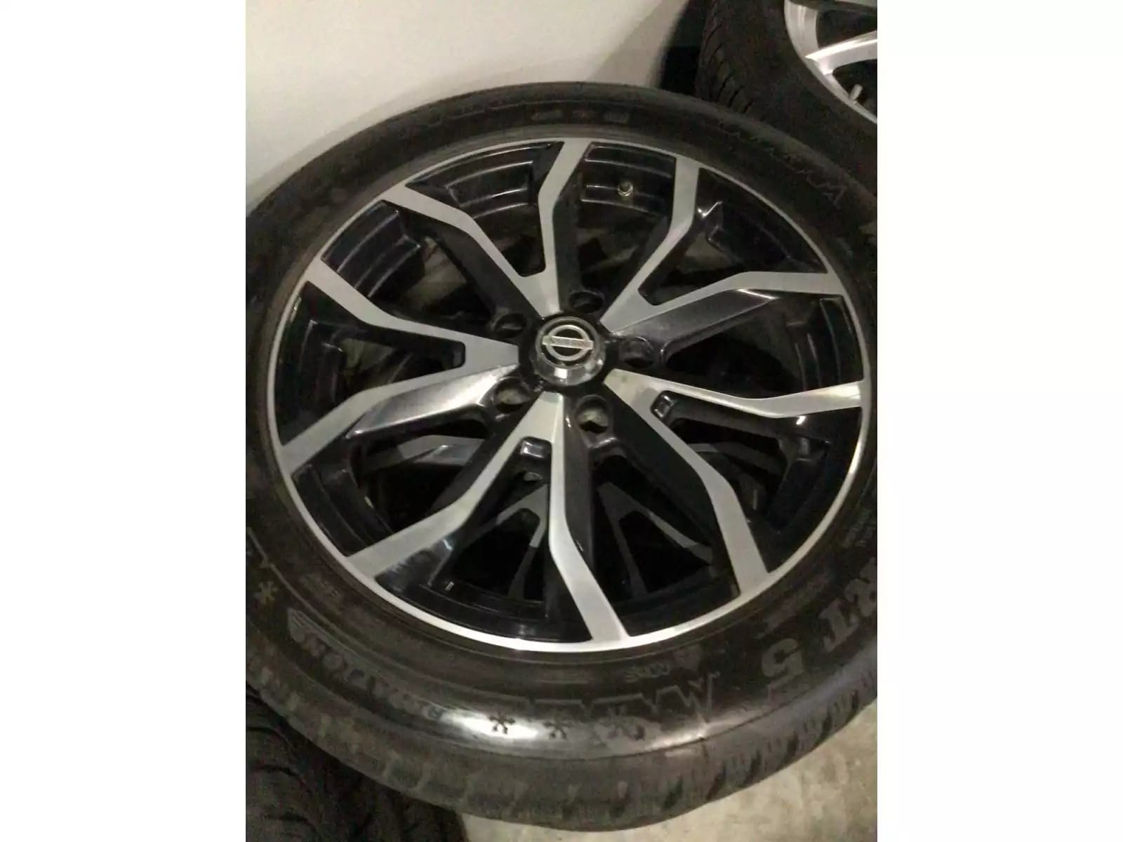 Jantes alu + Pneus hiver 17 215/55 R17 98V - Photo 1