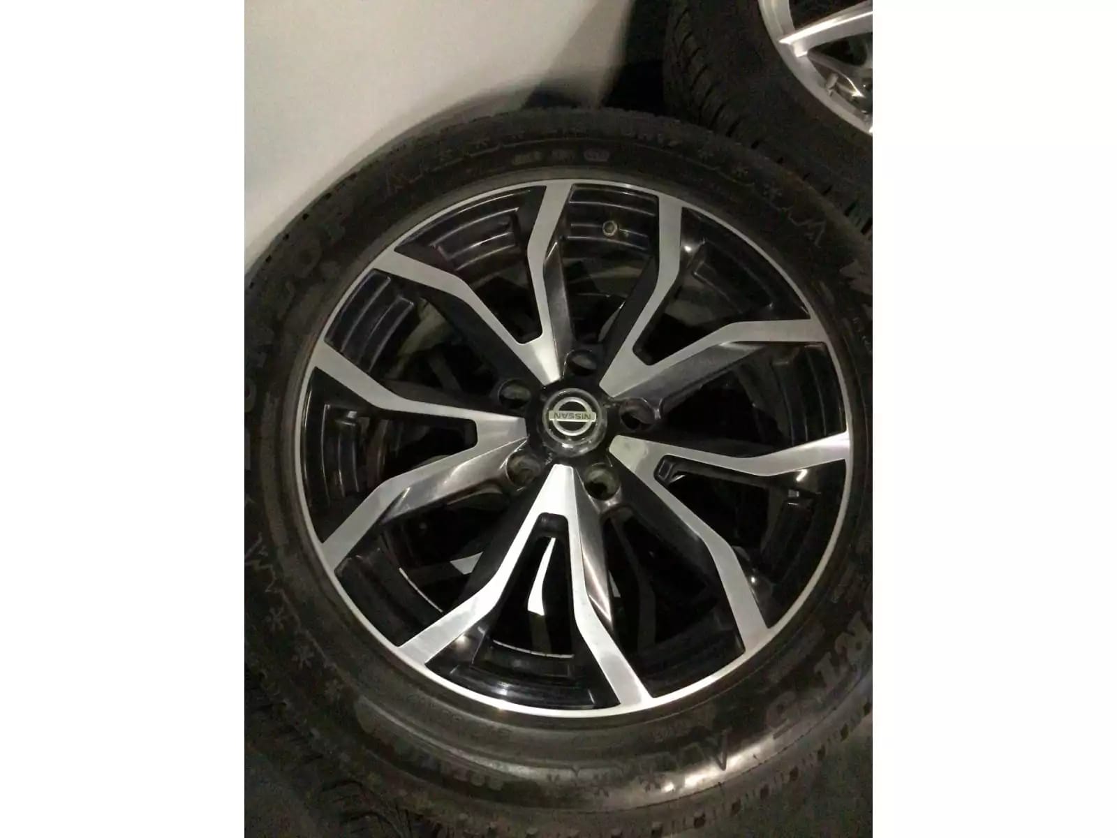 Jantes alu + Pneus hiver 17 215/55 R17 98V - Photo 1