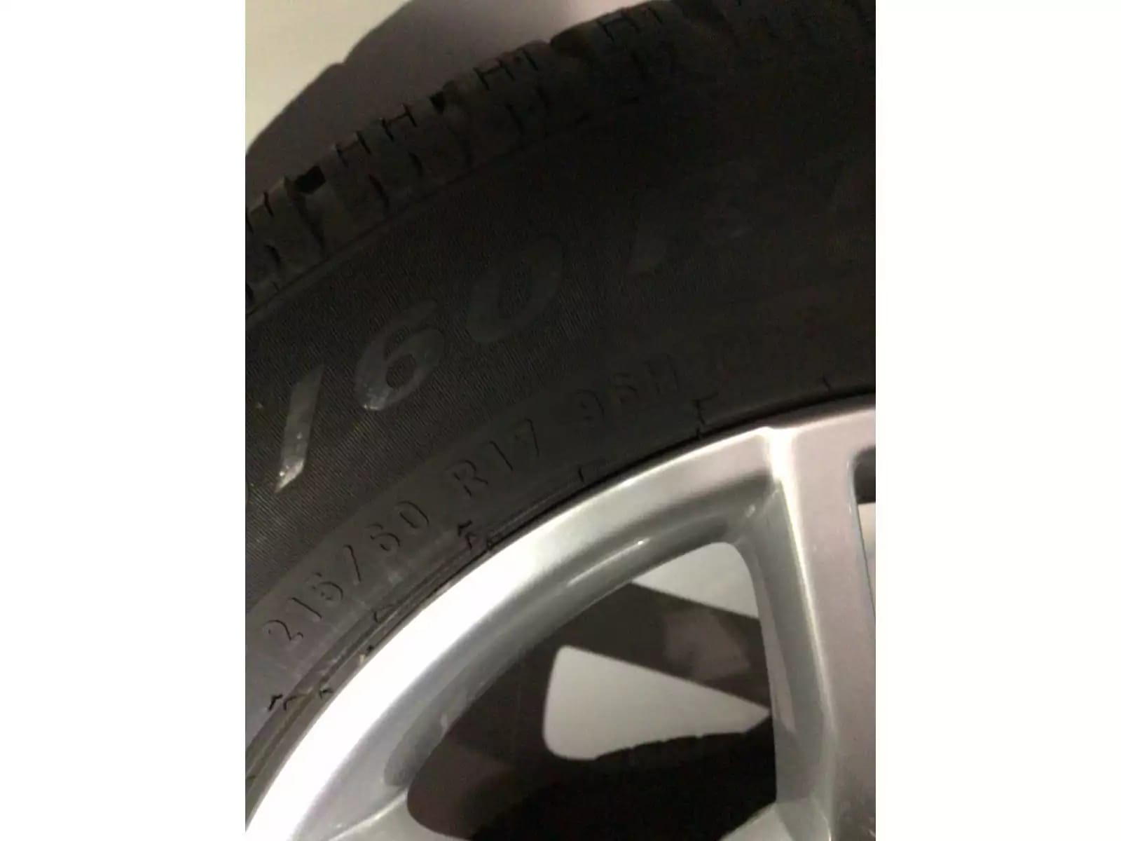 Jantes alu + Pneus hiver 17 215/60 R17 96H - Photo 1