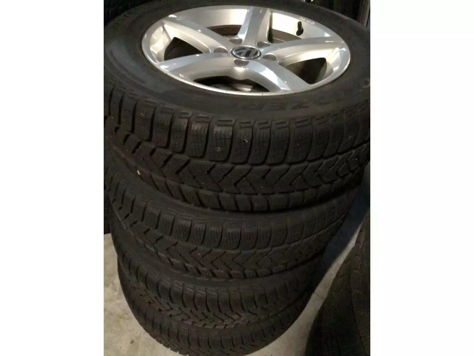 Jantes alu + Pneus hiver 16 215/60 R16 99H - Photo 1