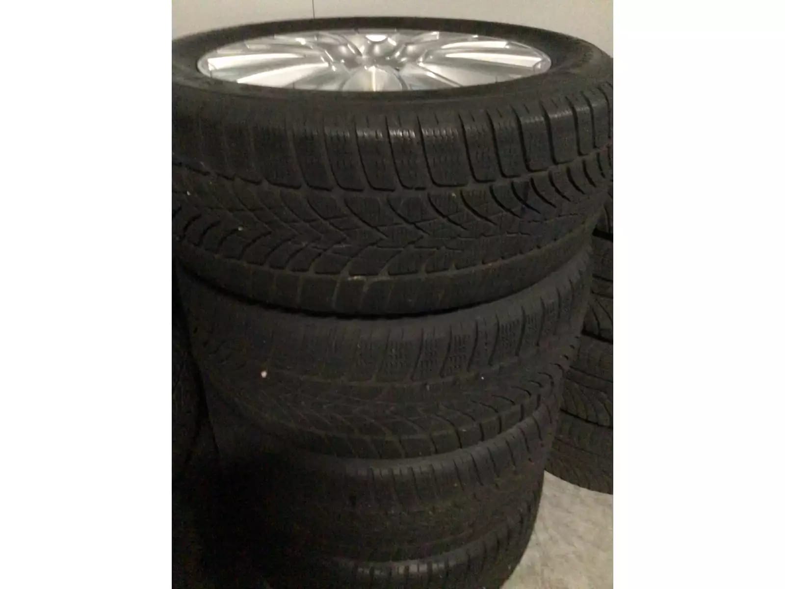 Jantes alu + Pneus hiver 18 245/50 R18 104V - Photo 1