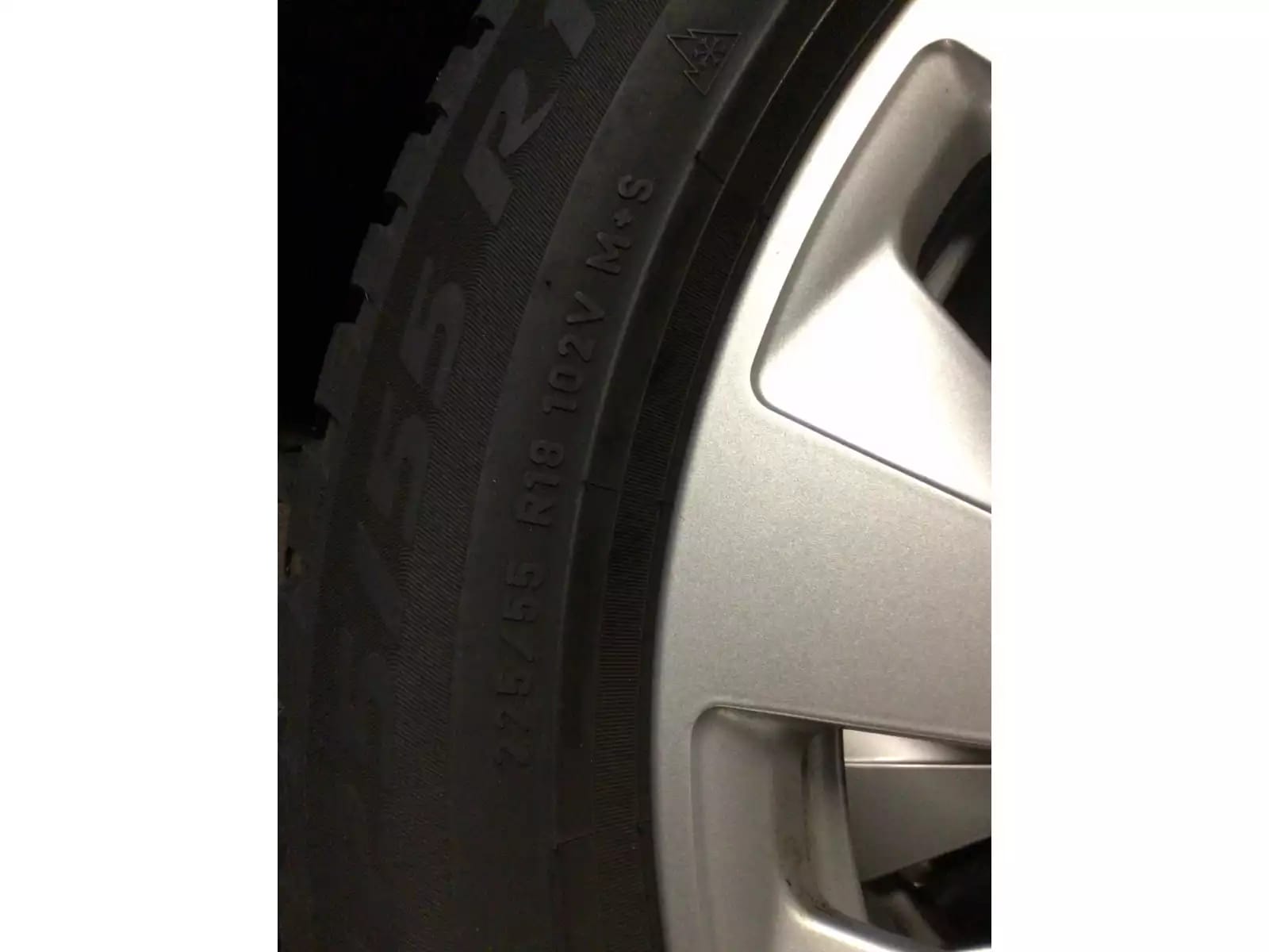 Jantes alu + Pneus hiver 18 225/55 R18 102V - Photo 1