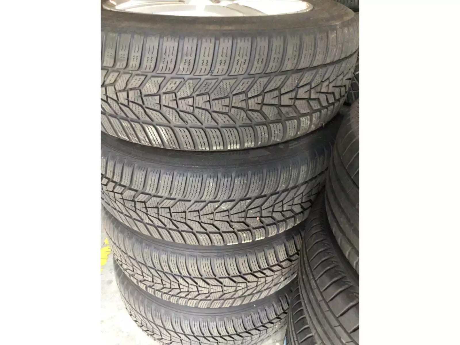 Jantes alu + Pneus hiver 18 235/60 R18 107H - Photo 1