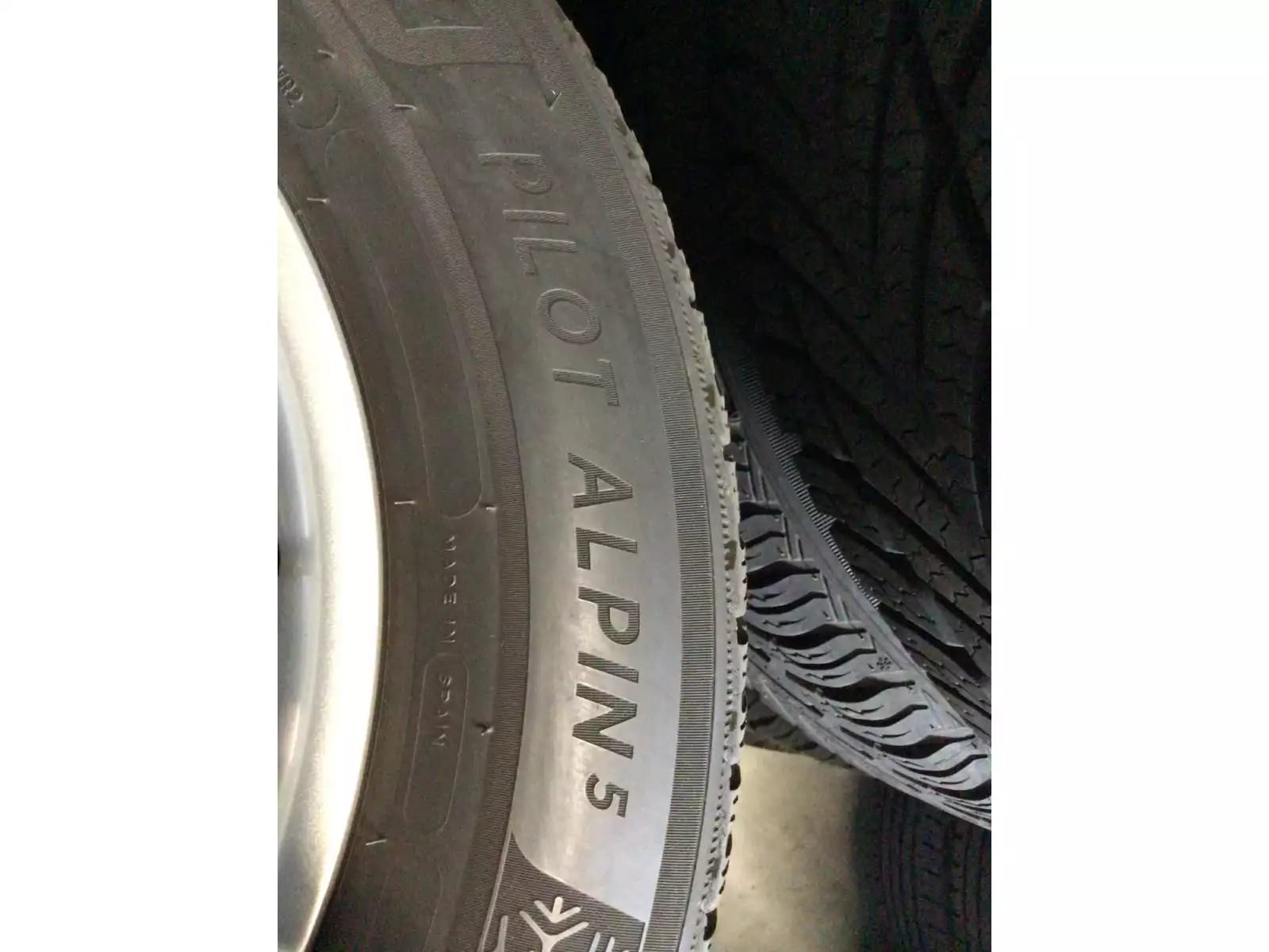 Jantes alu + Pneus hiver 17 235/55 R17 103V - Photo 1