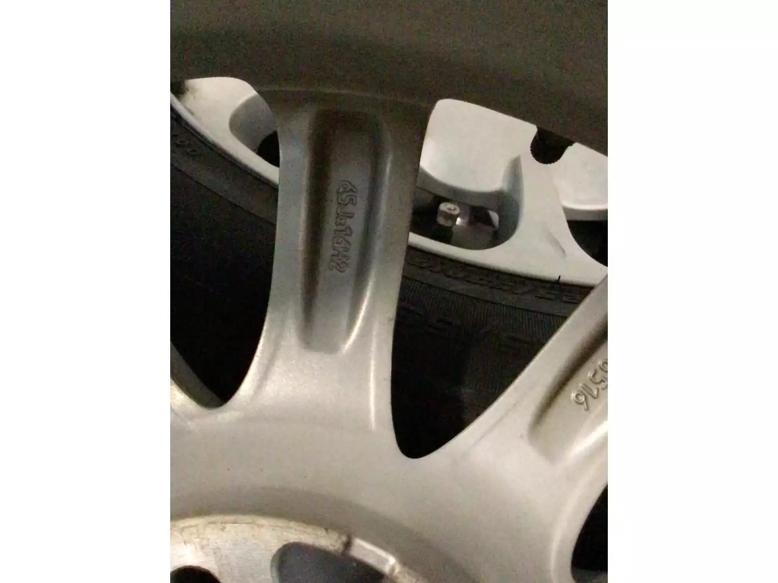 Jantes alu + Pneus hiver 16 215/65 R16 98H - Photo 1