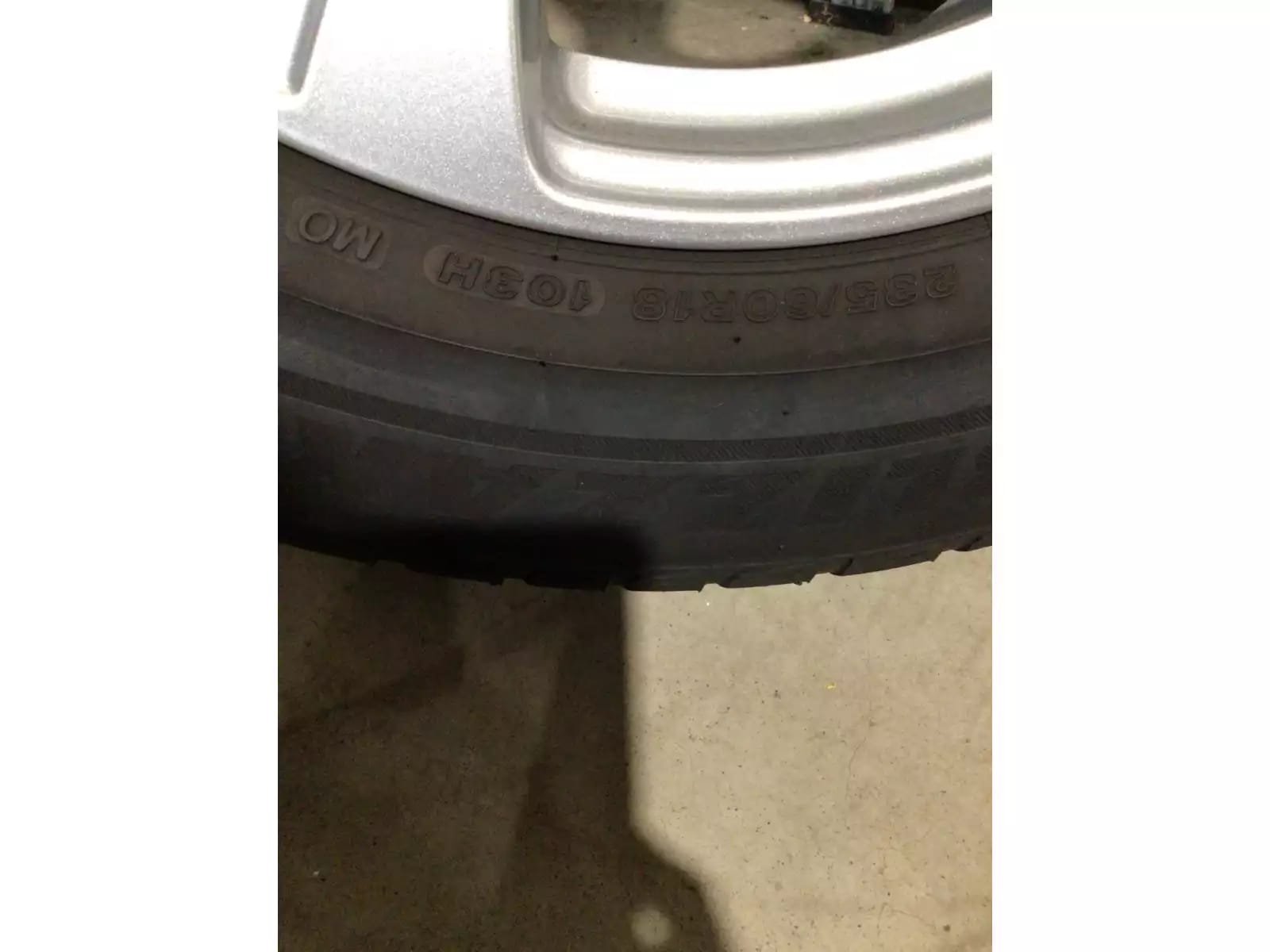 Jantes alu + Pneus hiver 18 235/60 R18 103H - Photo 1