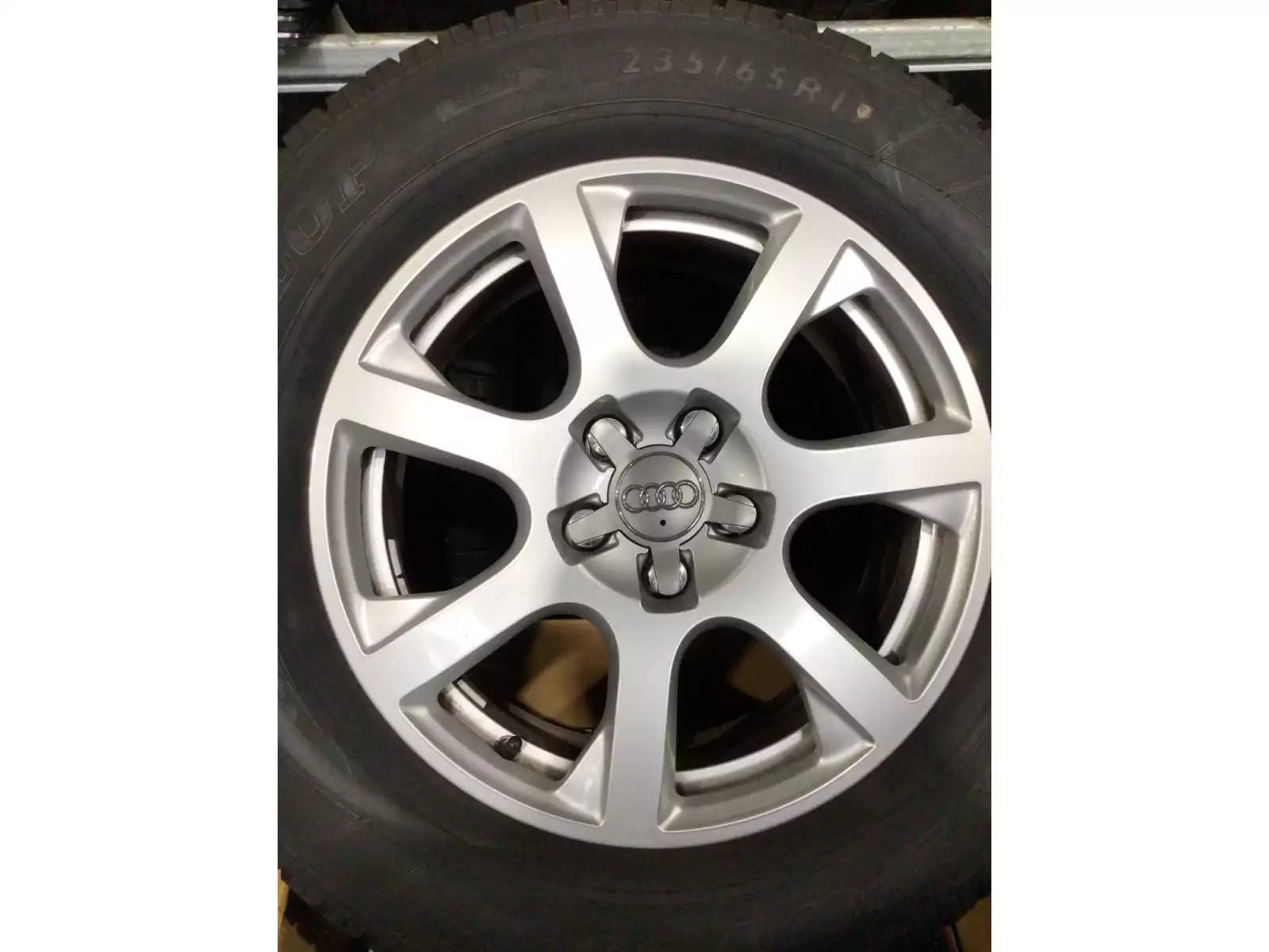 Jantes alu + Pneus hiver 17 235/65 R17 104H - Photo 1