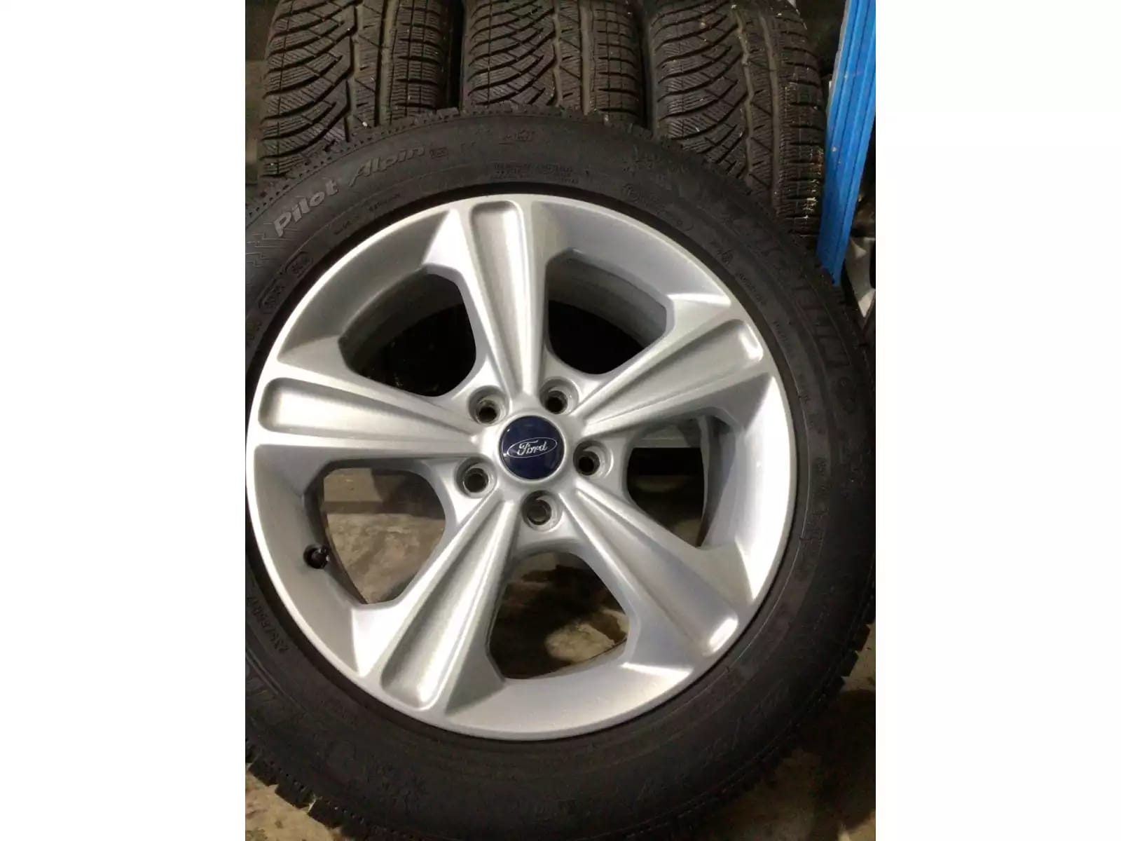 Jantes alu + Pneus hiver 17 235/55 R17 103V - Photo 1