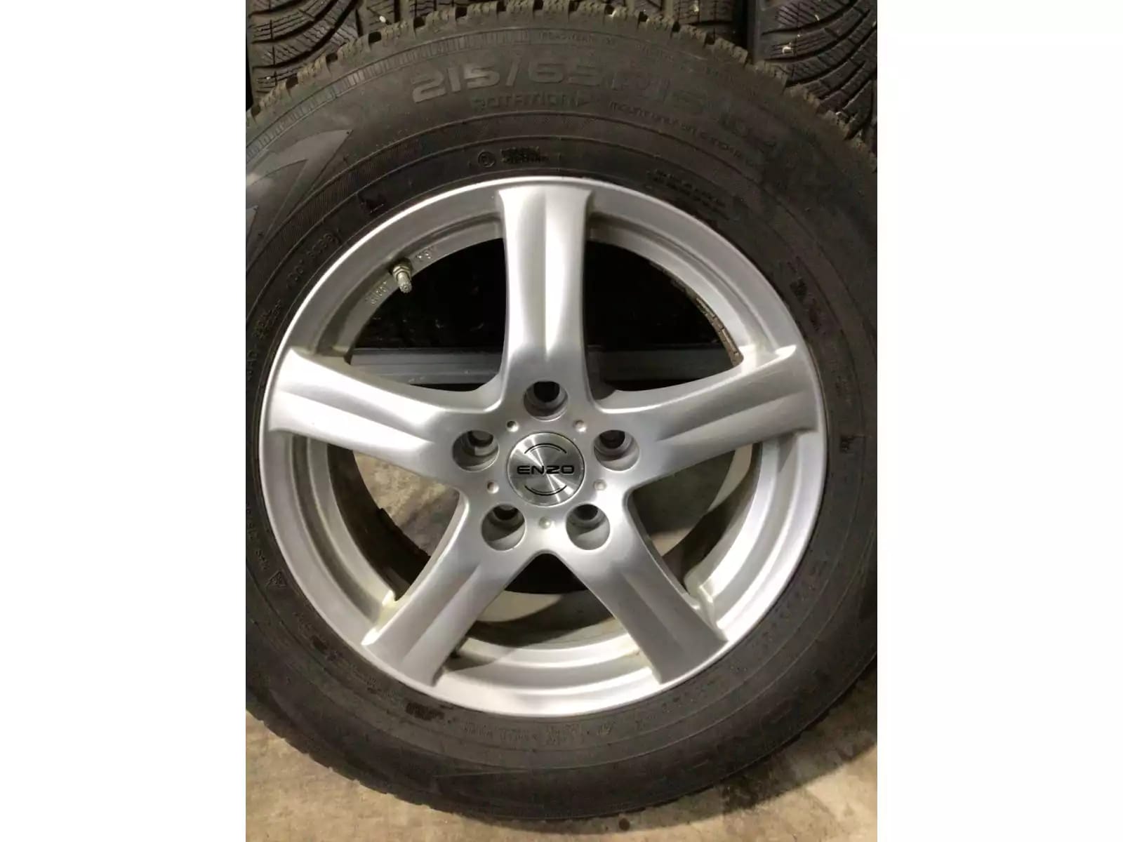 Jantes alu + Pneus hiver 16 215/65 R16 102H - Photo 1