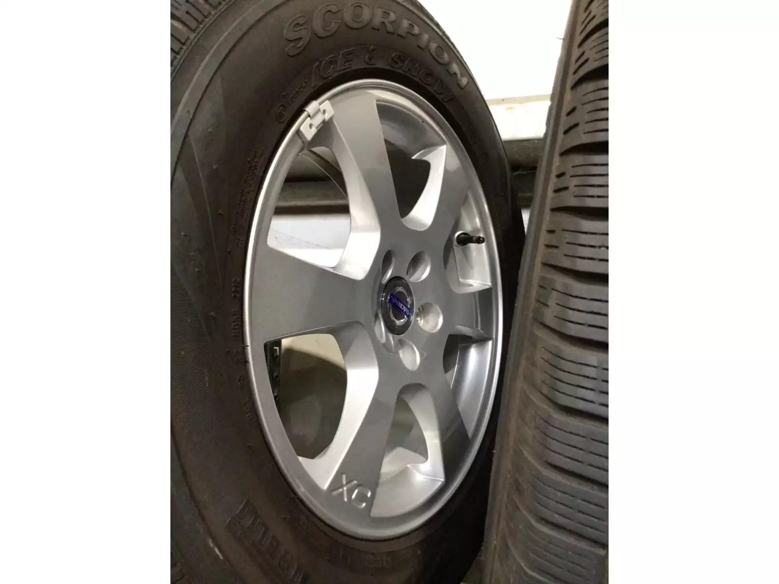 Jantes alu + Pneus hiver 17 235/65 R17 108H - Photo 1