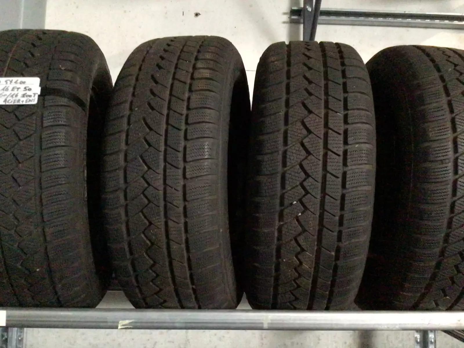 Jantes acier + Pneus hiver 16 235/60 R16 100T - Photo 1