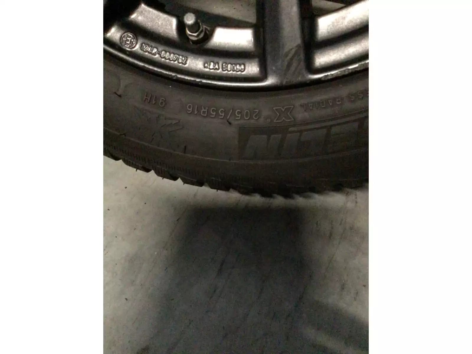 Jantes alu + Pneus hiver 16 205/55 R16 91H - Photo 1