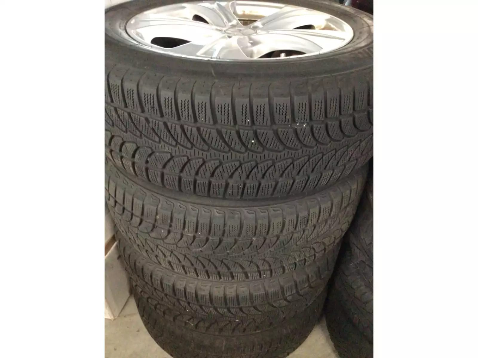Jantes alu + Pneus hiver 18 235/60 R18 103H - Photo 1
