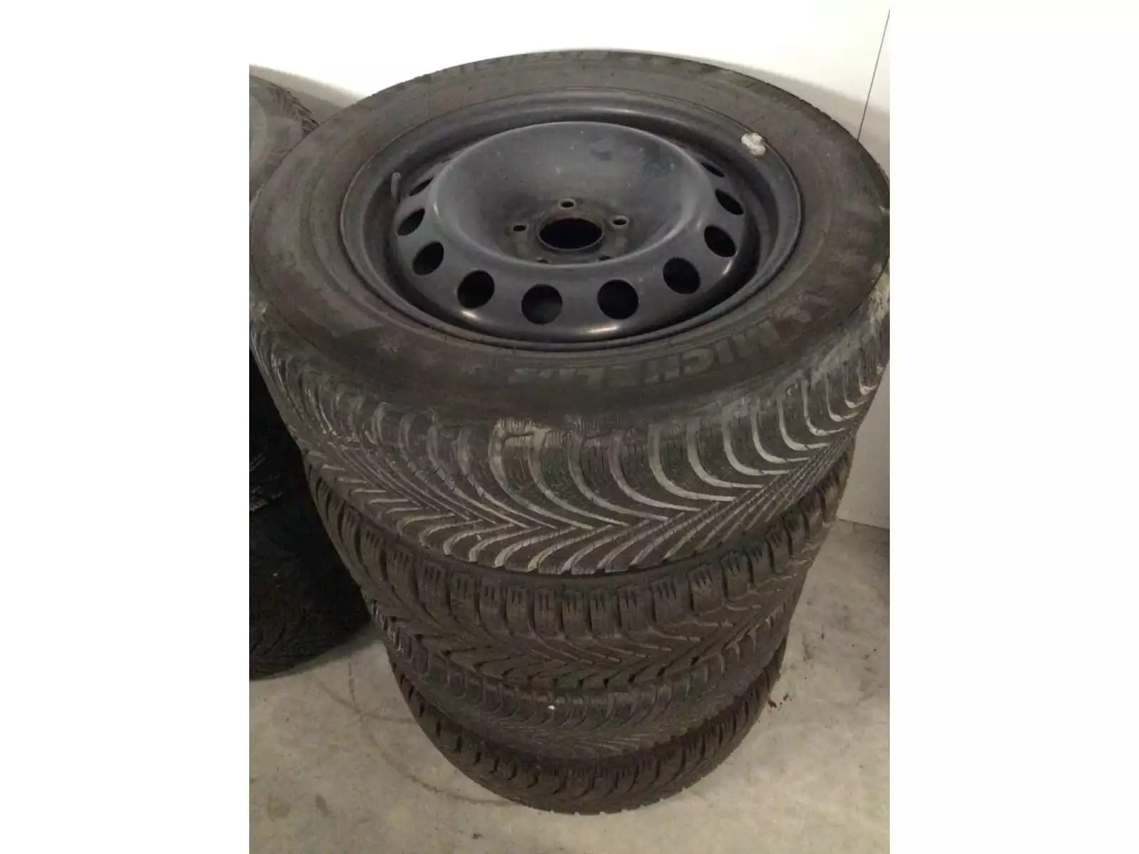 Jantes acier + Pneus hiver 16 215/60 R16 99T - Photo 1