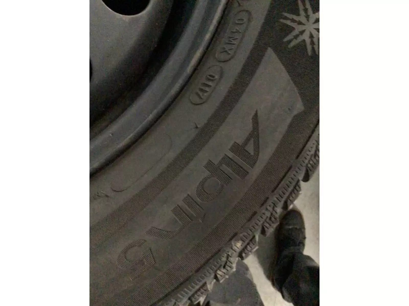 Jantes acier + Pneus hiver 16 215/60 R16 99T - Photo 1