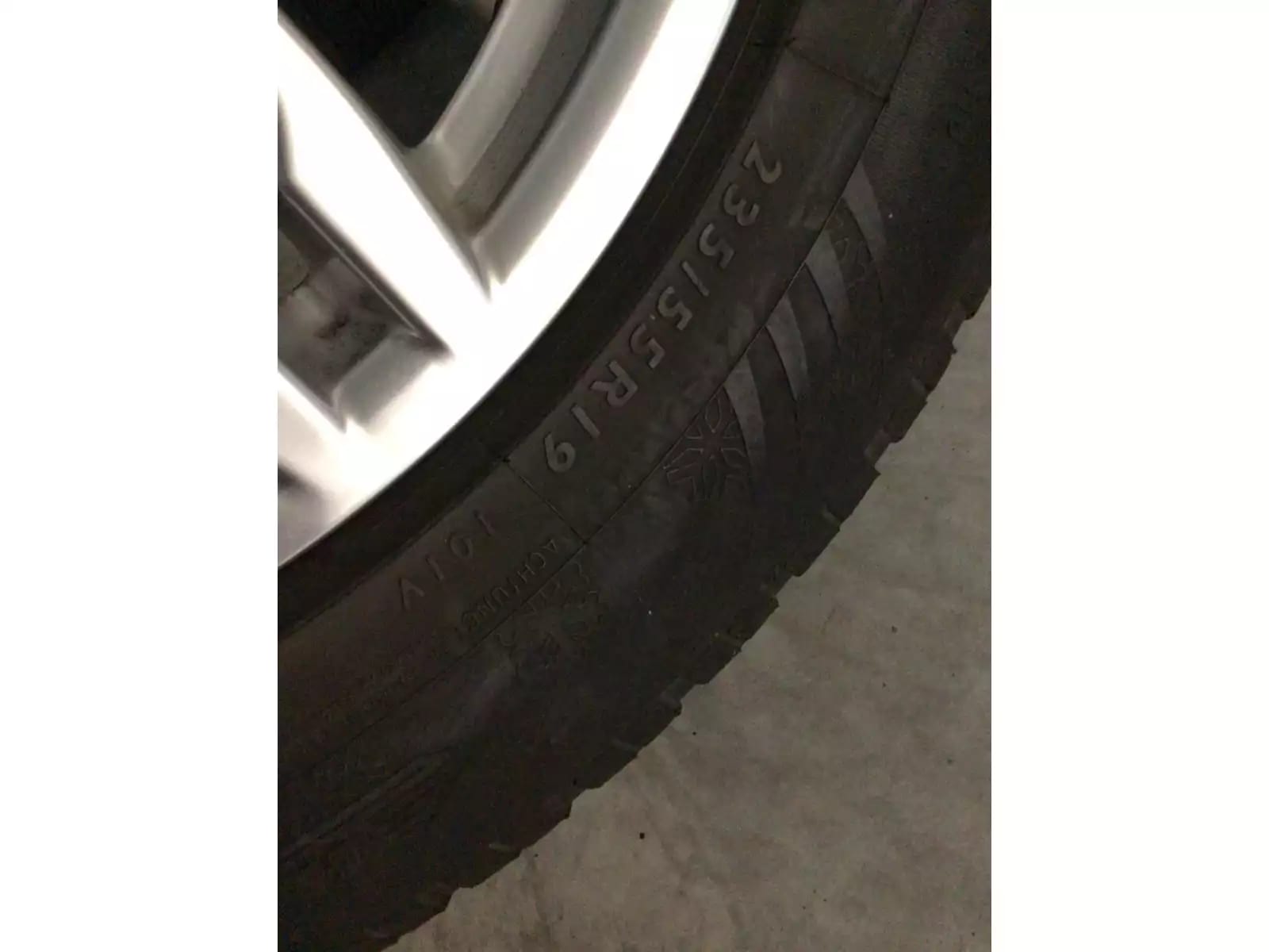 Jantes alu + Pneus hiver 19 235/55 R19 101V - Photo 1