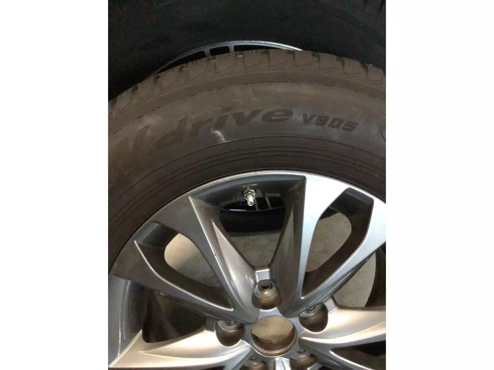 Jantes alu + Pneus hiver 16 215/70 R16 100T - Photo 1