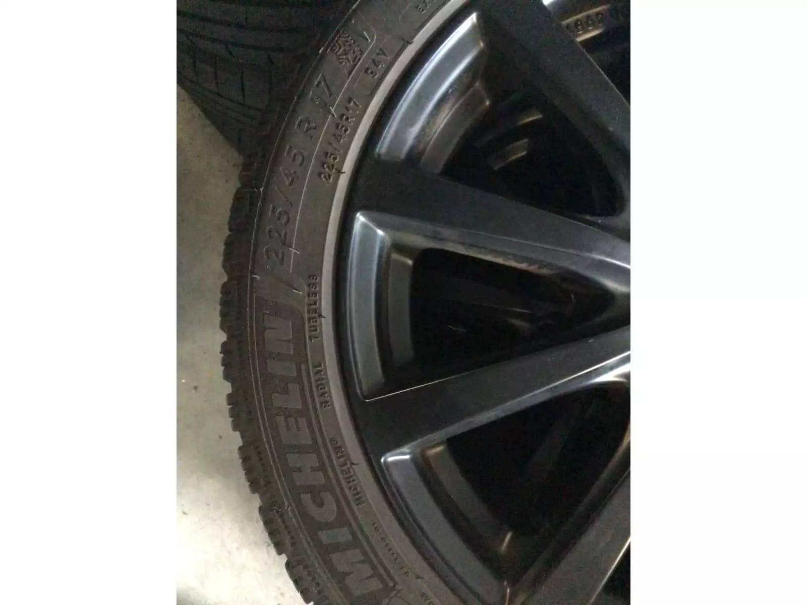 Jantes alu + Pneus hiver 17 225/45 R17 94V - Photo 1