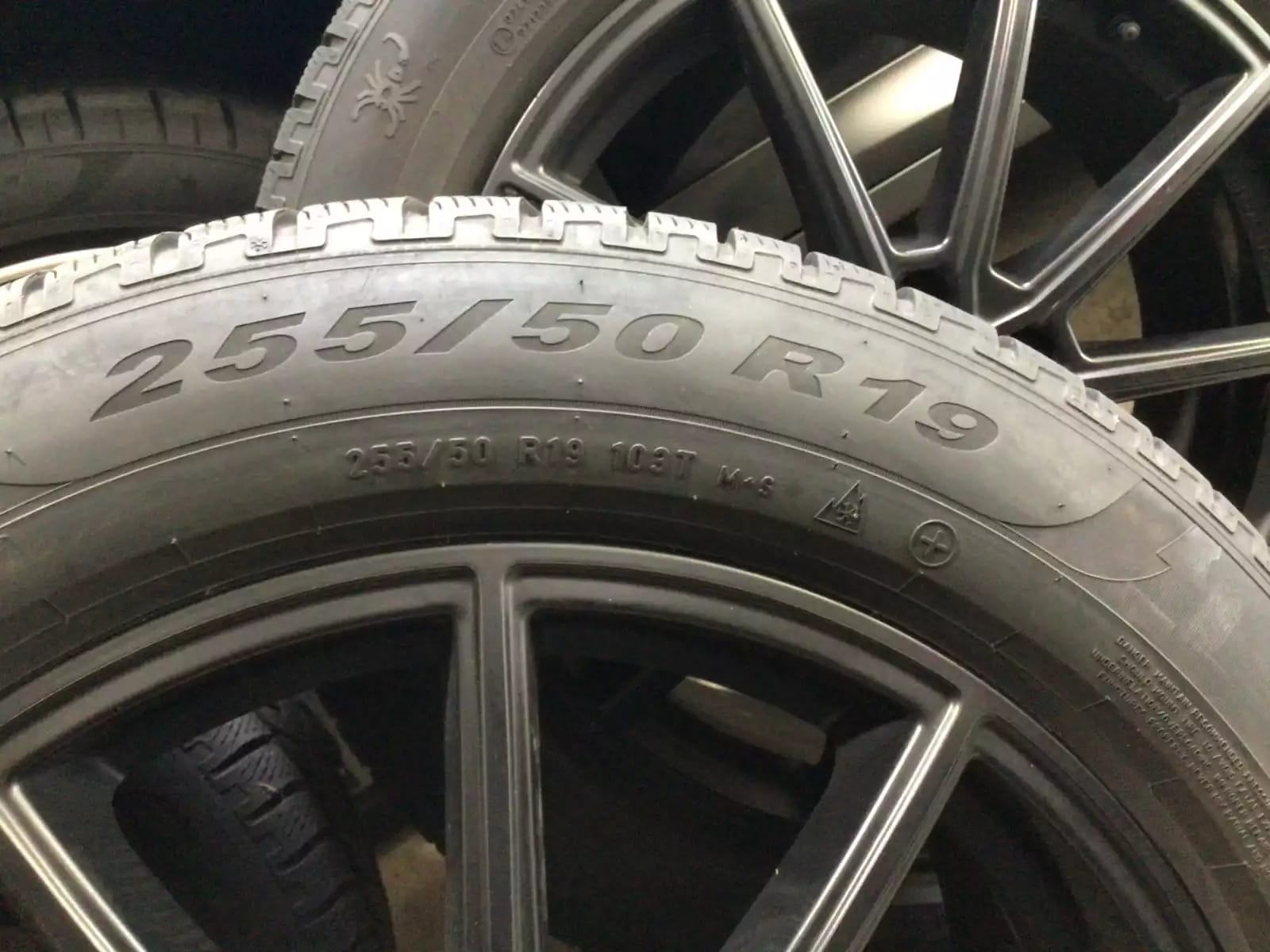Jantes alu + Pneus hiver 19 255/50 R19 103T - Photo 1