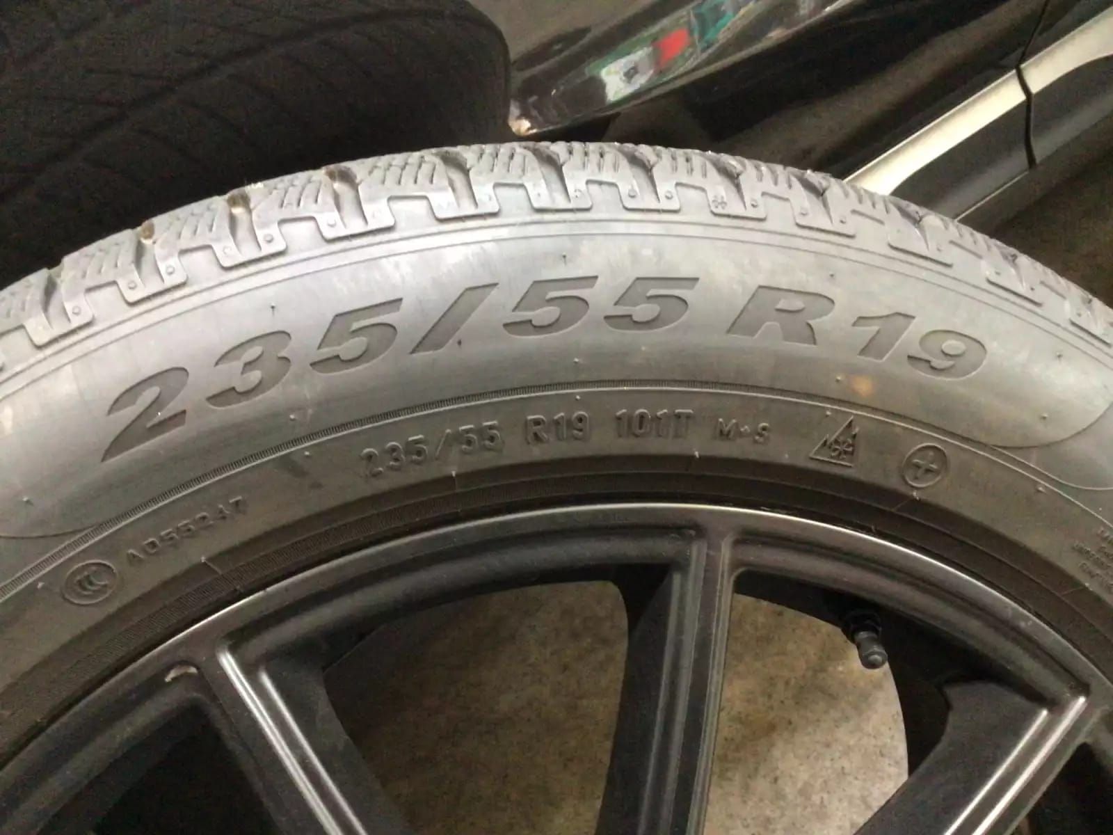 Jantes alu + Pneus hiver 19 255/50 R19 103T - Photo 1