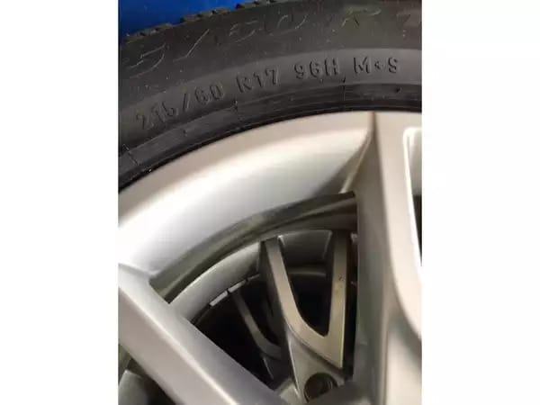 Jantes alu + Pneus hiver 17 215/60 R17 96H - Photo 3