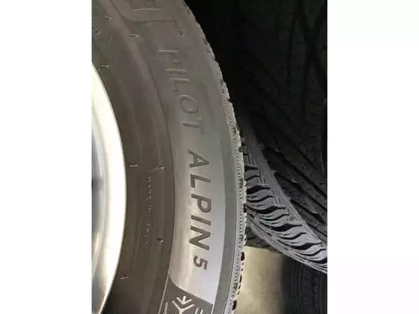 Jantes alu + Pneus hiver 17 235/55 R17 103V - Photo 2