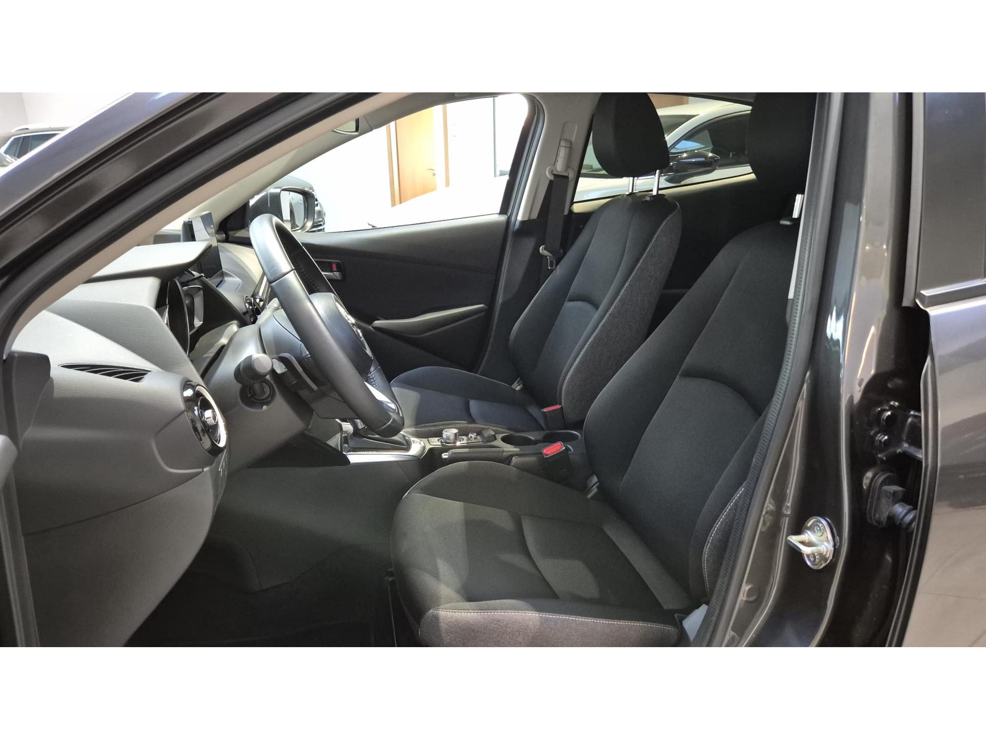 Mazda 2 5DR HATCH 1.5L SKYACTIV-G 90 hp Exclusive-line - Photo 2