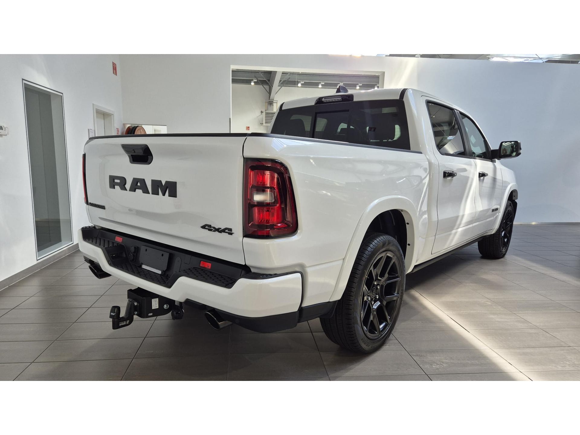Dodge Ram 1500 Laramie Night Premium - Photo 2