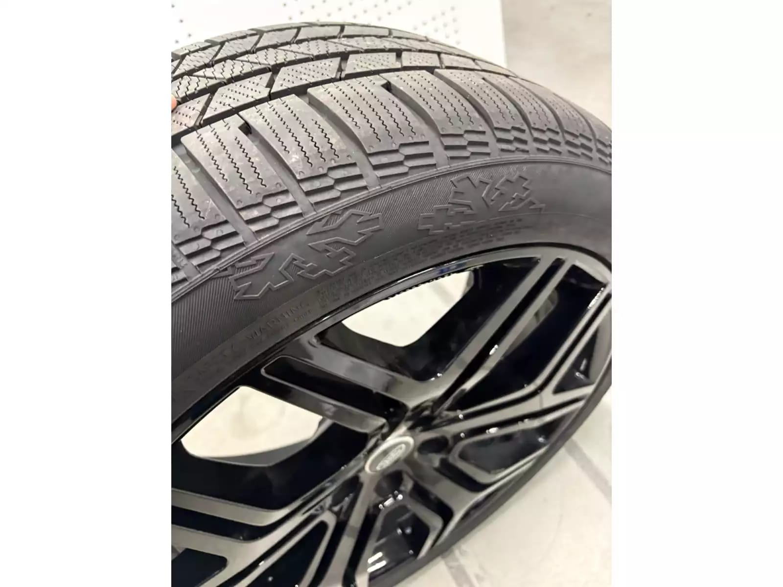 Jantes alu + Pneus hiver 22 275/40 R22 108V - Photo 1