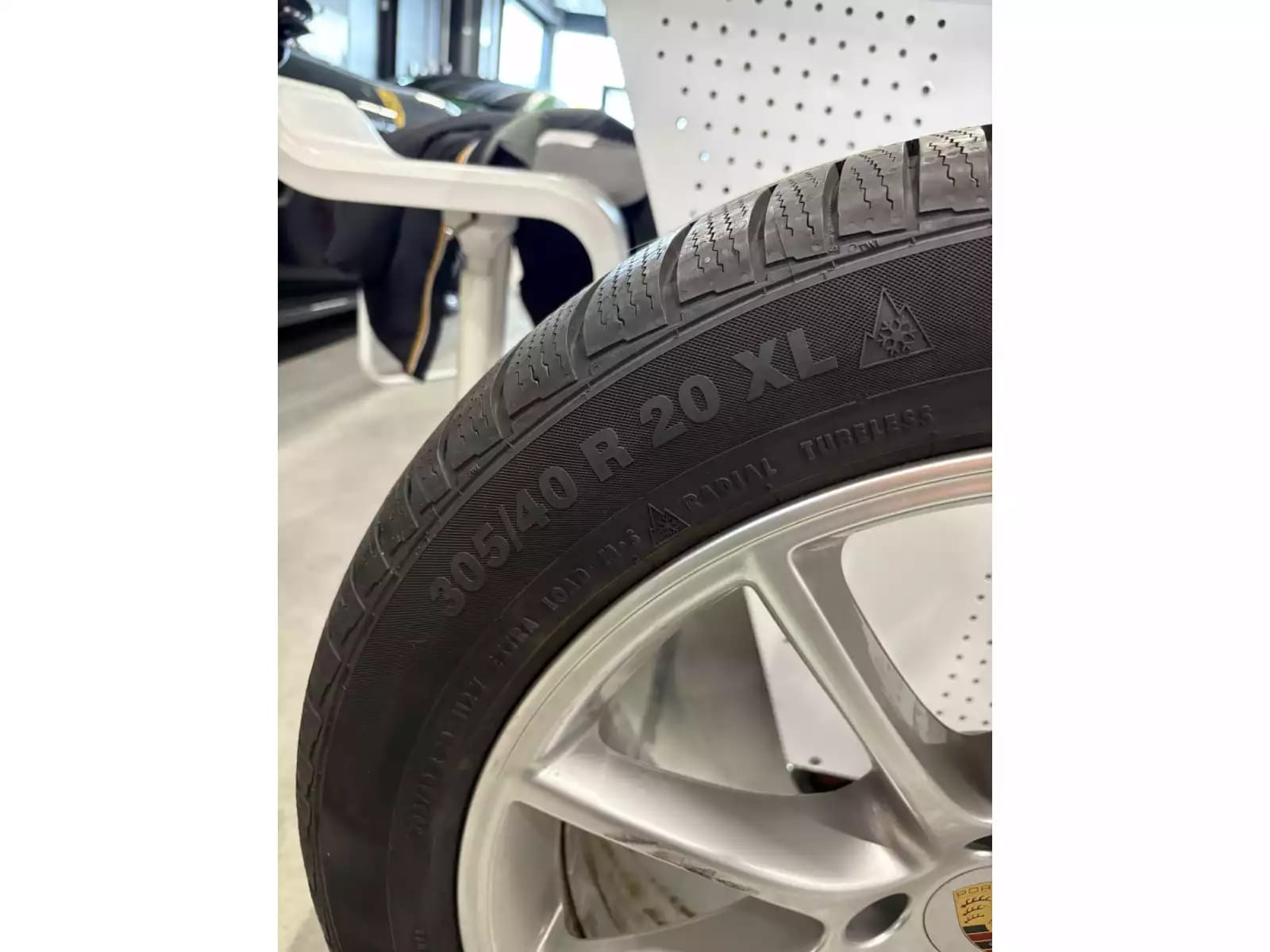 Jantes alu + Pneus hiver 20 305/40 R20 112V - Photo 1