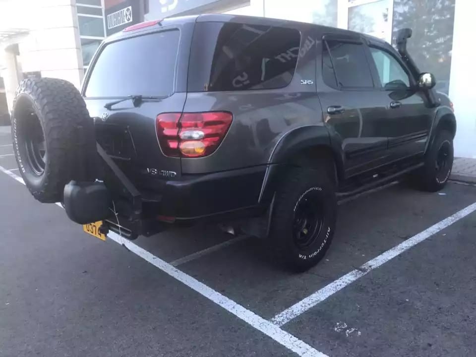 Toyota Sequoia SR5 V8 4WD 8 places - Photo 1