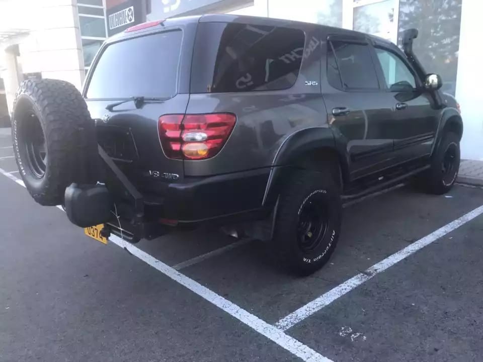 Toyota Sequoia SR5 V8  4WD 8 places - Photo 1