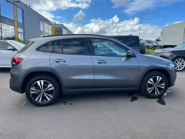 Mercedes-Benz GLA 180 GLA 180/APPLECARPLAY/AMG/18/KAMERA/LED/MERCEDES SERVICE - Photo 2